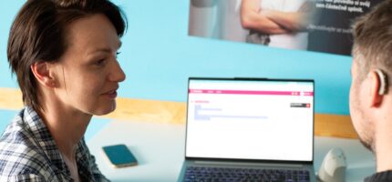 Tichá linka je bezplatná online služba, která zájemcům při telefonování umožní číst na obrazovce to, co druhý člověk říká – a zájemce sám odpovídá nahlas, jak je zvyklý.