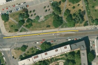 Cílem stavebních prací u Kubánského náměstí v Praze 10 je vytvořit prostor pro nový cyklistický pruh, který má přispět k větší bezpečnosti cyklistů a lepší propojenosti cyklotras v Praze 10.