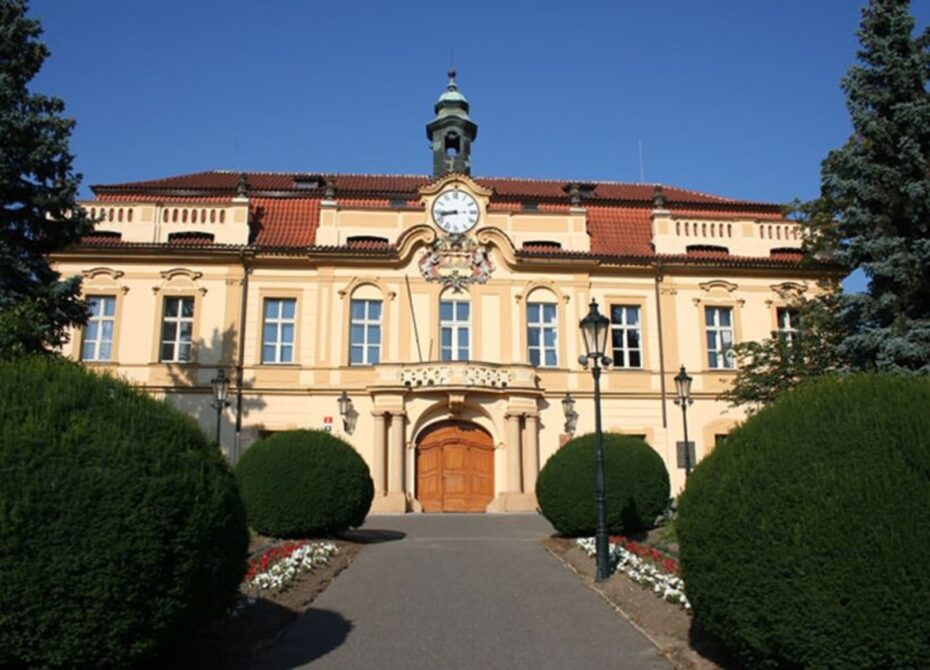 Na Libeňském zámku budou i letos na podzim oceněni tři osobnosti cenou Čestné občanství Prahy 8.