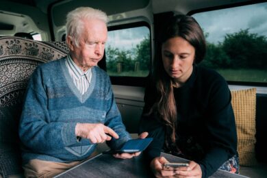 Moudrá Síť je nezisková organizace, která si klade za cíl zlepšit digitální dovednosti seniorů od 60 let – a to s respektem, trpělivostí a zcela zdarma.