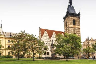 Praha 2 se pouští do další fáze péče o jeden ze svých nejcennějších historických objektů – Novoměstskou radnici. Opravy se budou týkat střech nad křídly směřujícími na Karlovo náměstí a do Vodičkovy ulice.