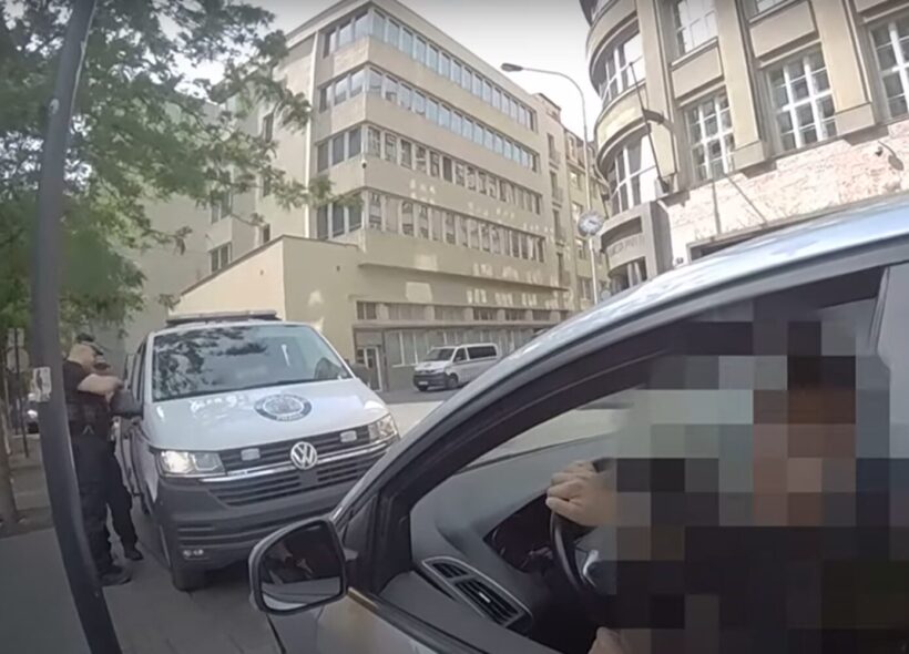 Řidič bez označení a bez taxametru nabral dvě figurantky „na černo“.