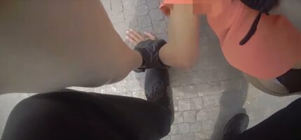Hlídka nalezla opilou ženu přímo v jízdním pruhu na mostě Legií, kde křičela a agresivně gestikulovala. Po neuposlechnutí výzvy k zastavení se pokusila uprchnout. 