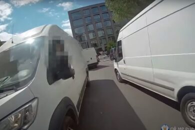 Řidičova agresivita rychle eskalovala. Když mu strážník nařídil, aby zůstal na místě, muž pohrozil, že ho přejede, a výhružku vzápětí začal naplňovat – nastartoval, přidal plyn a narazil do něj.