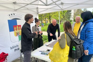 Místostarosta Patrik Opa (ODS) diskutuje s občany o nové podobě promenády.