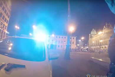 Noční hlídka v úterý zasáhla ve stanici metra Náměstí Republiky poté, co dostala oznámení o manipulaci se zbraní. 