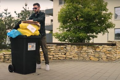 Přeplněné popelnice a pytle kolem nich – letní klasika, která ale může stát až 50 tisíc pokuty. Pražské služby proto spustily další vlnu kampaně Stop nepořádku!
