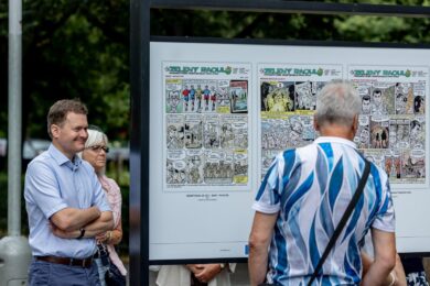Pěší zóna u kostela sv. Václava a park Portheimka hostí až do 31. srpna výstavu Mezi světy, která představuje průřez tvorbou známého českého výtvarníka a komiksového autora Štěpána Mareše.