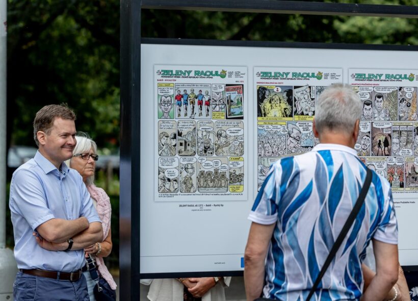 Pěší zóna u kostela sv. Václava a park Portheimka hostí až do 31. srpna výstavu Mezi světy, která představuje průřez tvorbou známého českého výtvarníka a komiksového autora Štěpána Mareše.