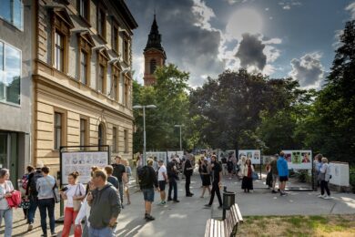 Nová výstava Mezi světy na pěší zóně podél kostela sv. Václava a v parku Portheimka na Smíchově se od prvního dne těší velké pozornosti.