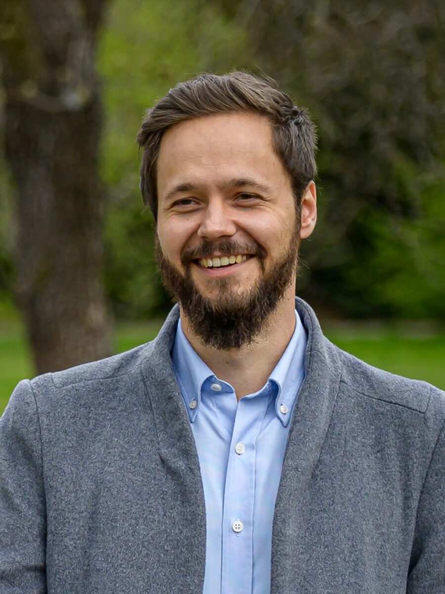 Adam Zábranský (Piráti), hlavní tvář snahy o zákaz fiakrů v centru Prahy. Prosazuje výpověď nájemní smlouvy s provozovateli koňských povozů a označuje jejich podnikání za nelegální. Kritiku tradice staví na ideologickém výkladu moderního města.