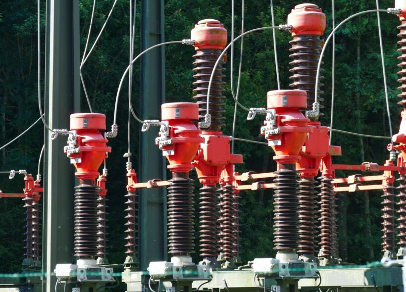 Příčinou blackoutu byla technická porucha ve vedení, která vedla k výpadku osmi rozvoden a následnému kolapsu části přenosové sítě.

