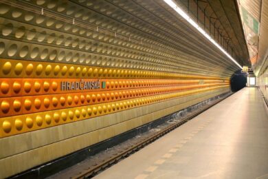 Plánované uzavření stanice metra Hradčanská se posouvá na jaro 2026. 