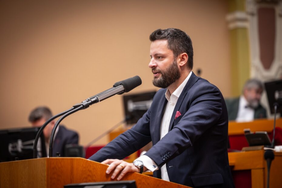 "Byl to tehdy vzhledem k tomu, že na Palmovce stále stálo jen zchátralé torzo rozestavěné budovy, neexistoval k ní žádný projekt a samozřejmě ani stavební firma, která by to celé dokončila, dost ambiciózní závazek! Dalo se to teoreticky zvládnout, ale určitě ne pod taktovkou spícího primátora Svobody, kazisvěta Hřiba a snílka architekta Hlaváčka, kteří právě nový projekt měli a mají a starosti." Ondřej Prokop