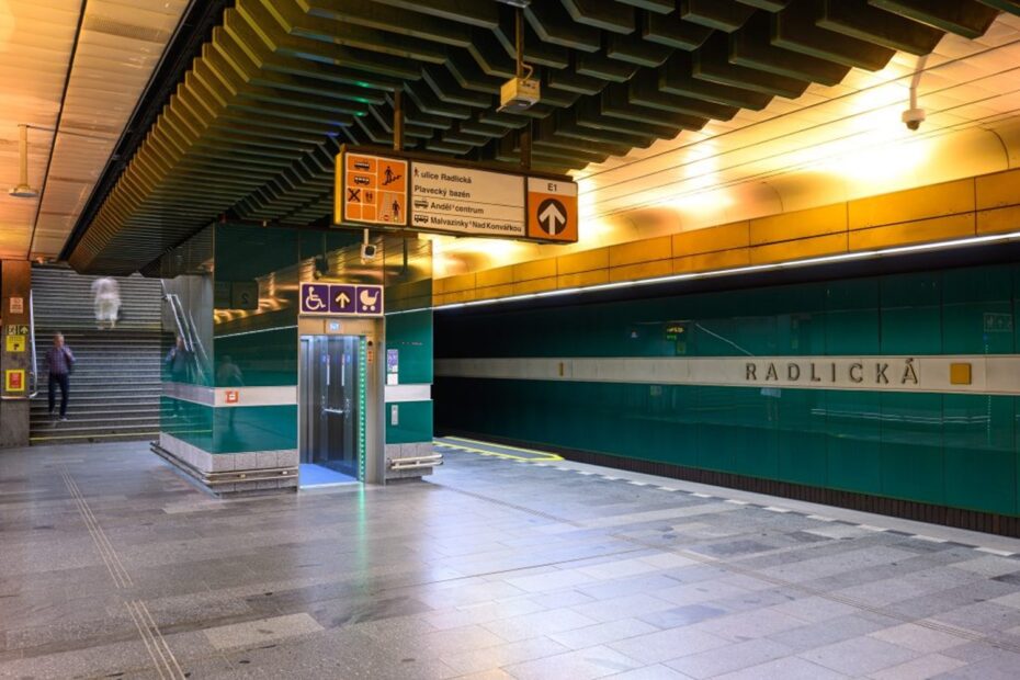 Stanice metra Radlická bude už od tohoto týdne bezbariérová.