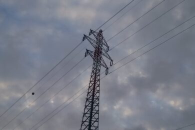 Blackout 4. července sice technici rychle odstranili, ale zůstávají neodpovězené otázky:
    1. Nikdo nám neukázal spadlý a přetržený drát.
    2. Nikdo nám nevysvětlil k čemu jsou rady zahraničních odborníků, když „jen“ spadl drát/ elektrický vodič.
    3. Nikdo nám nevysvětlil proč nefungovaly PST transformátory na hranicích s Německem.
    4. Nikdo jasně nevysvětlil proč povolení stavby posílení vedení linky 411, která patří do kritické infrastruktury, trvalo víc jak osm let.