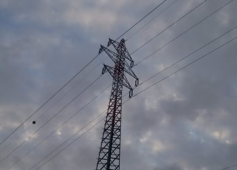 Blackout 4. července sice technici rychle odstranili, ale zůstávají neodpovězené otázky:
    1. Nikdo nám neukázal spadlý a přetržený drát.
    2. Nikdo nám nevysvětlil k čemu jsou rady zahraničních odborníků, když „jen“ spadl drát/ elektrický vodič.
    3. Nikdo nám nevysvětlil proč nefungovaly PST transformátory na hranicích s Německem.
    4. Nikdo jasně nevysvětlil proč povolení stavby posílení vedení linky 411, která patří do kritické infrastruktury, trvalo víc jak osm let.