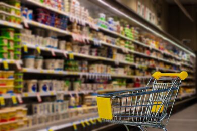 Potraviny v Česku jsou rekordně drahé. Ale proč vlastně? Marže řetězců, evropská byrokracie, nekontrolovaný dovoz a slabá ochrana domácí produkce — to vše tvoří koktejl, který plní nákupní košíky cenami, jež neodpovídají realitě.