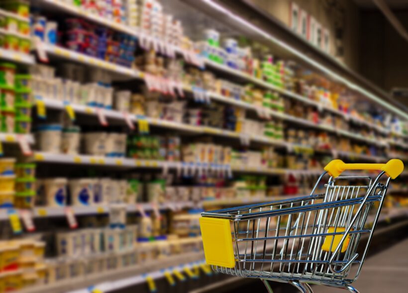 Potraviny v Česku jsou rekordně drahé. Ale proč vlastně? Marže řetězců, evropská byrokracie, nekontrolovaný dovoz a slabá ochrana domácí produkce — to vše tvoří koktejl, který plní nákupní košíky cenami, jež neodpovídají realitě.