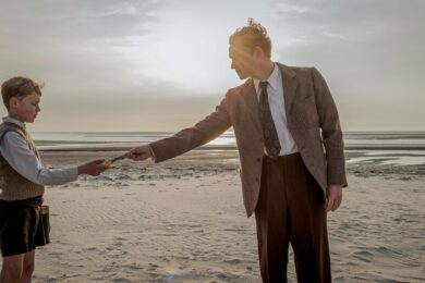 V české předpremiéře bude uveden nejnovější film Fatiha Akina Ostrov Amrum (Amrum). Snímek, který měl premiéru na festivalu v Cannes, vypráví příběh dvanáctiletého chlapce, jenž na severoněmeckém ostrově během posledních dnů druhé světové války zažívá střet s hroutící se ideologií a neméně bolestivý konec dětství. 