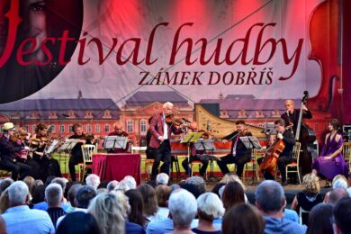 Čtyři večery pod širým nebem, koncerty plné emocí, hvězdní interpreti, pohádky i jedinečná filmová noc – to vše přinese jubilejní 5. ročník Festivalu hudby na zámku Dobříš, který proběhne od 7. do 10. srpna. 
