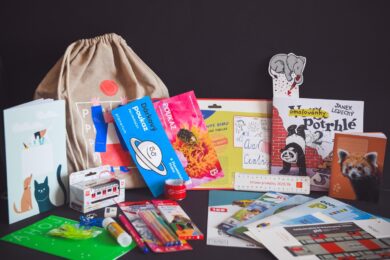 Do 223 školních zařízení dorazí během srpna celkem 17 000 balíčků s výbavou na začátek školního roku. Kromě pastelek, tužek nebo sáčků na přezůvky obsahují i řadu dárků od městských společností. 