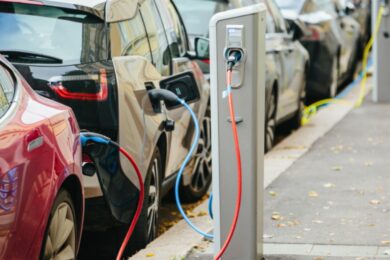 V následujících letech vznikne až 1500 veřejných dobíjecích stanic, které budou plně vlastněny městem a rozmístěny po celé metropoli.