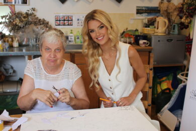 Patronka soutěže Miss World Krystyna Pyszková a paní Stanislava při tvorbě.