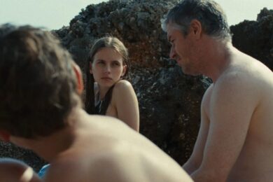  Intimní rodinné drama Nevděčné bytosti navazuje na Omerzuův dlouhodobý zájem o témata generačního napětí a složitostí rodičovství v dnešním světě.