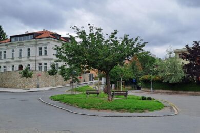 Radní Prahy 5 schválili návrh na nové pojmenování veřejného prostranství v oblasti ulic U Mrázovky, U Blaženky a Nad Bertramkou - Náměstíčko Karla Gotta.