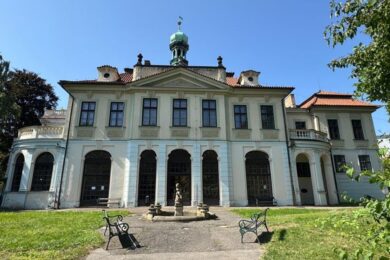 Ani sedmá elektronická dražba zámku Veleslavín nepřinesla nového majitele. Ačkoliv se objevil zájemce, žádný příhoz nebyl učiněn. 