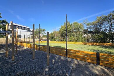 Nové hřiště vzniká v rámci bytového projektu.