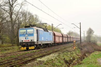Nákladní vlak ČD Cargo projíždí krajinou. Symbol těžkého průmyslu, který se mění pod tlakem emisních povolenek, drahé elektřiny a ústupu klíčových komodit. Zatímco koleje zůstávají, náklad mizí — a s ním i práce stovek železničářů.