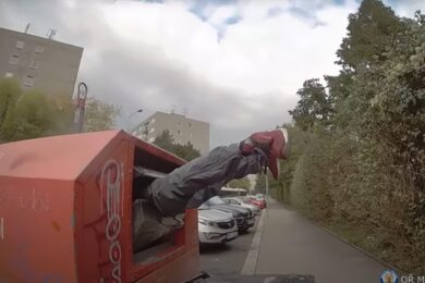 Strážníci při výjezdu našli muže zaklíněného v kontajneru.