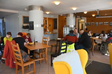 Na pražském Vyšehradě funguje už 18 let oblíbená bezbariérová tréninková kavárna, která pomáhá lidem s postižením vstoupit na běžný pracovní trh. 