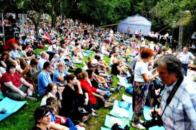 Přírodní divadlo v Divoké Šárce, při představení  Čert a Káča v roce 2014.