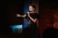 Adéla Elbel, výrazná tvář českého stand-upu, opět míří na pódia s celovečerní show Trojjediná a na podzim se v Praze představí na jediném vystoupení, které se zároveň natáčí.