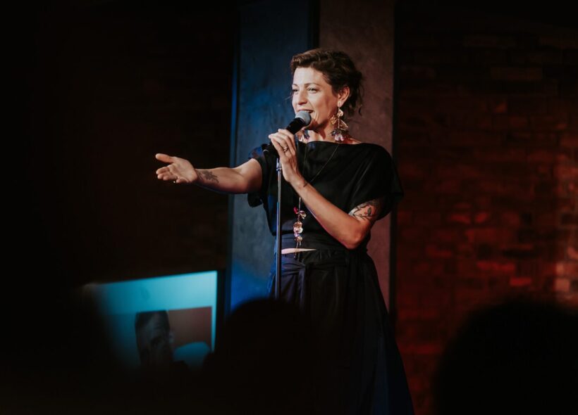 Adéla Elbel, výrazná tvář českého stand-upu, opět míří na pódia s celovečerní show Trojjediná a na podzim se v Praze představí na jediném vystoupení, které se zároveň natáčí.