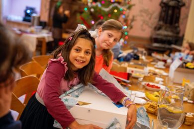 Sbírka Krabice od bot se letos uskuteční již po patnácté. Díky ní najde pod vánočním stromečkem dárky více než 60 tisíc dětí z rodin, které si kvůli složité situaci nemohou dovolit ani skromnou nadílku. 