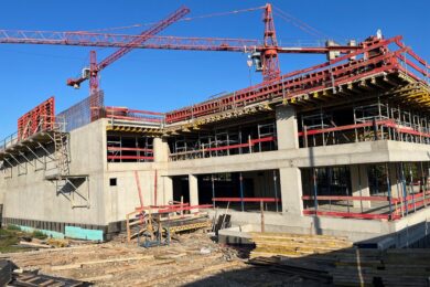 Na sídlišti Dědina v Praze 6 roste nový parkovací dům, který má výrazně zlepšit situaci s parkováním v jedné z nejhustěji obydlených částí města.