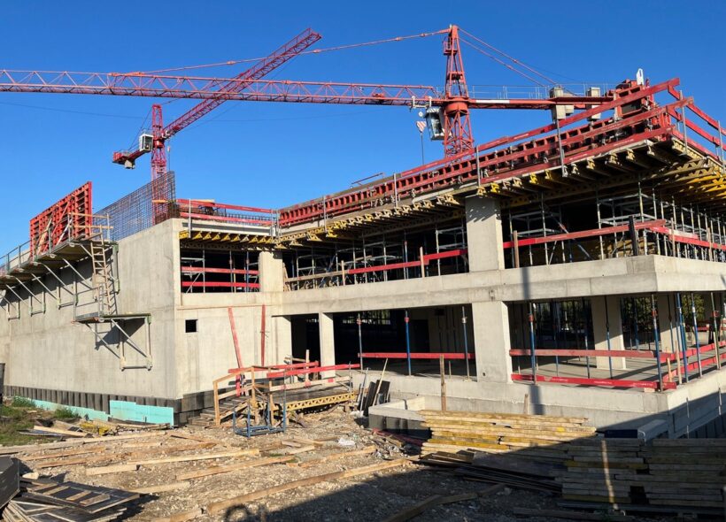 Na sídlišti Dědina v Praze 6 roste nový parkovací dům, který má výrazně zlepšit situaci s parkováním v jedné z nejhustěji obydlených částí města.