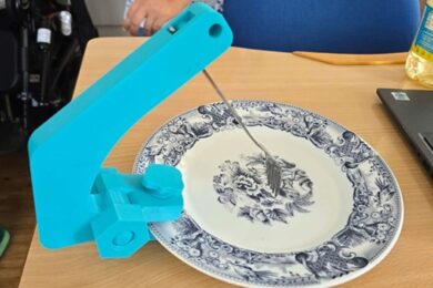 Používání příboru bývá pro lidi se zhoršenou motorikou každodenní výzvou. Právě tuto bariéru se rozhodla překonat studentka Adéla ze Střední školy Jedličkova ústavu, která má hypoplastické ruce a toužila být při jídle méně závislá na pomoci druhých.