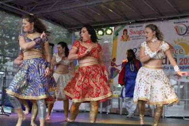 Na pódiu na Andělu po celý den festivalu probíhal kulturní program, který představil hudbu, tanec a tradice indického subkontinentu.