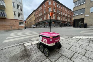 V nejbližších dnech můžete v karlíně vidět tato autonomní vozítka, která budou rozvážet jídlo.