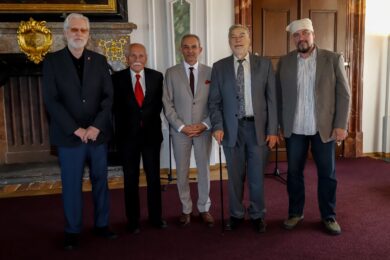 V Tereziánském sále Břevnovského kláštera udělila Městská část Praha 6 čestná občanství a Ceny městské části. 