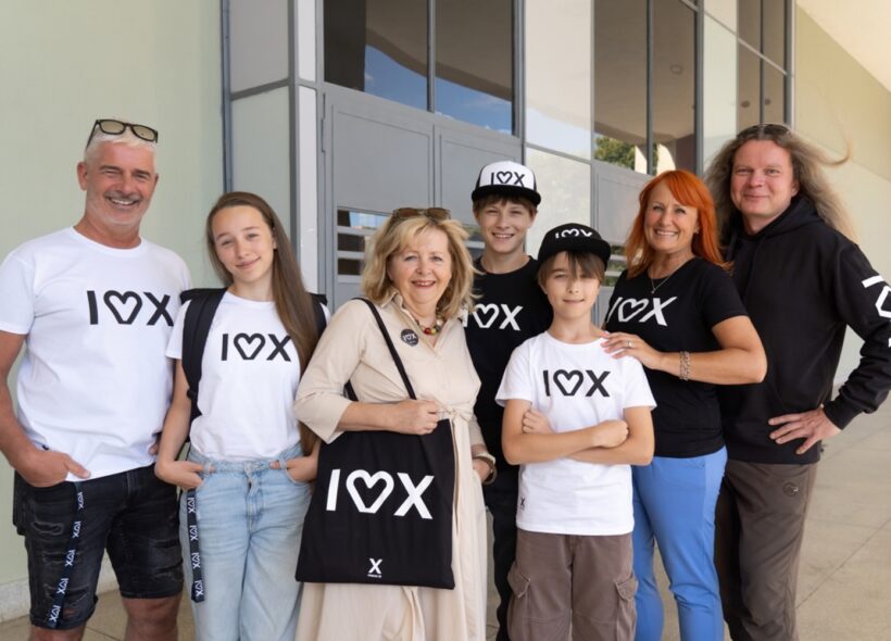 Od začátku září si mohou obyvatelé i návštěvníci pořídit více než dvacítku designových předmětů inspirovaných novou identitou městské části. Kolekce propojuje praktické využití s vizuální hravostí a hrdostí na lokální příslušnost.