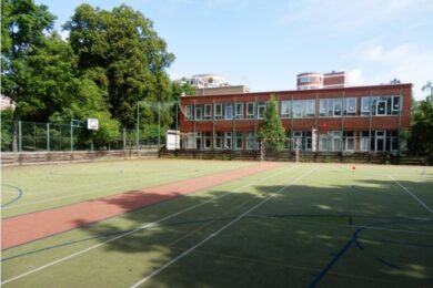 Revitalizace školního hřiště ZŠ Tyršova má podpořit jak výuku, tak volnočasové aktivity. Praha 5 požádá o dar Letiště Praha.