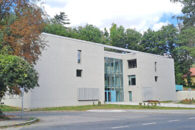 Devatenáct bezbariérových bytů je připraveno pro nové nájemníky z Prahy 5, kteří potřebují samostatné, ale podpořené bydlení.