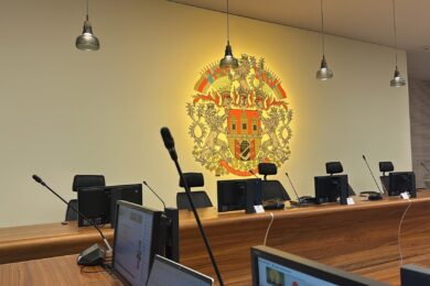 Jednací sál bez vedení města. Prázdná místa primátora i jeho náměstků během klíčového jednání o miliardových projektech. Praha podle současné koalice.