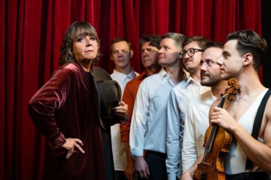 Zleva Bára Hrzánová, Tomáš Čapek, Viktor Limr, Jan Meduna, Pavel Čeněk Vaculík, Zdeněk Dočekal a Antonín Holub v titulu Olmerka ve Viole.